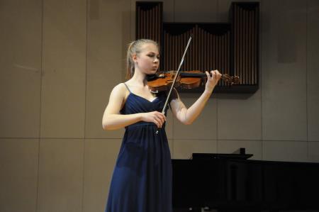 Violinitka Elza Premrl med nastopom